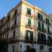 Su via Manzoni passeggiamo tra palazzi in stile liberty, alcuni ristrutturati ed eleganti...